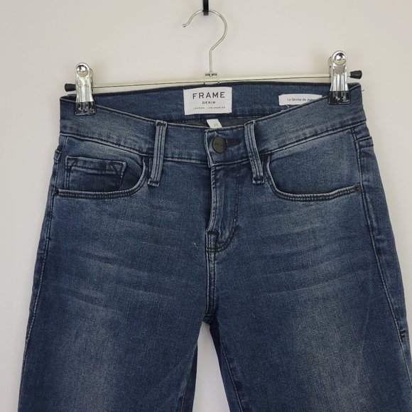 FRAME Denim Mid Rise Skinny Raw Hem Knee Tear Jean in Gifford Dark Wash - Picture 4 of 12